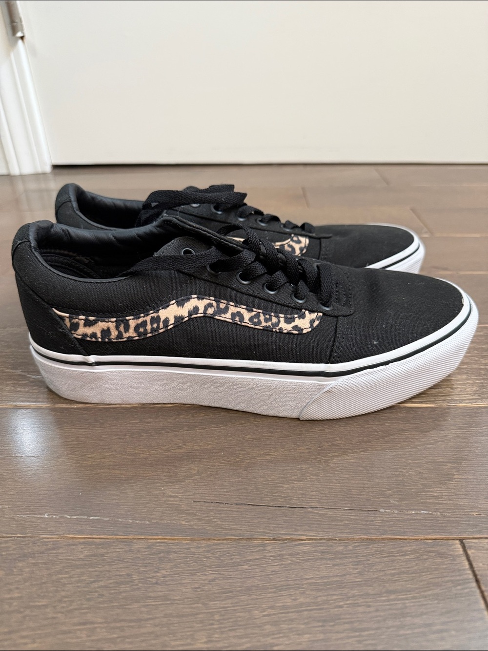 Vans Black Canvas Low-Top Sneakers with Leopard Stripe NWOT